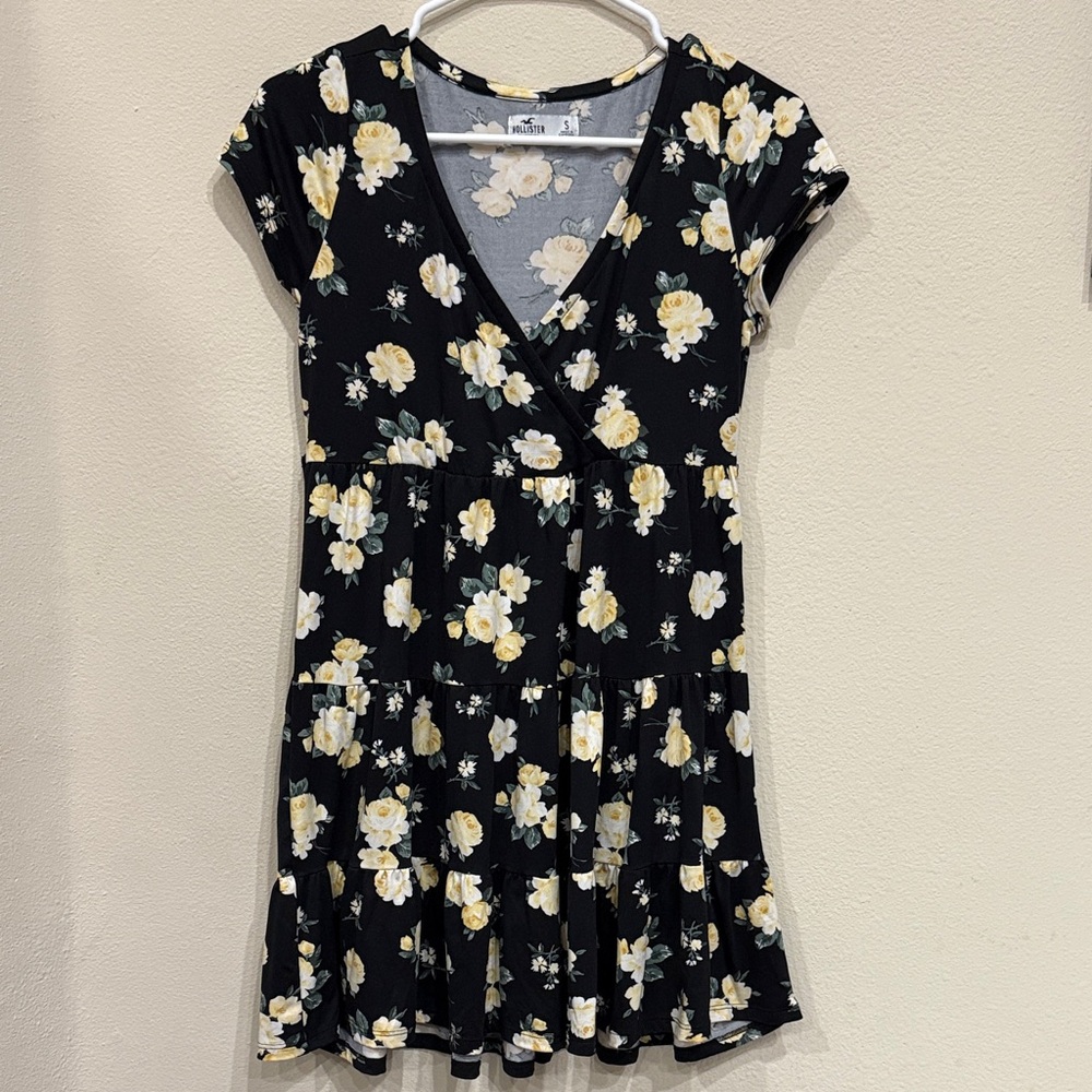 Hollister Black Floral Midi Dress With Tie For Back V Neck Short Sleeve Small